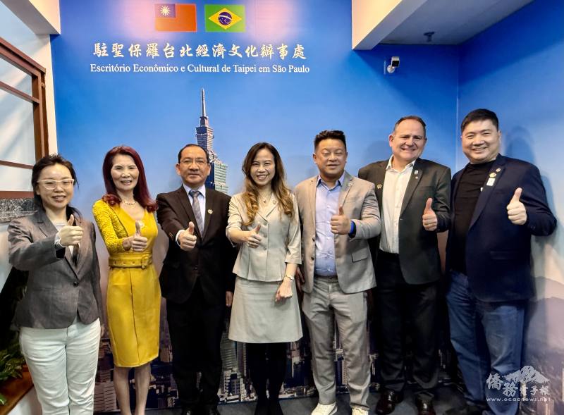 處長朱怡靜（中）、主任尤正才（左三）和會長林維廉（右三）、副會長Fernando Reiff （右二）、前會長魏志雲（右一）、世華總會副執行長支黃秀莉（左二）、經濟組秘書陳映潔（左一）合影