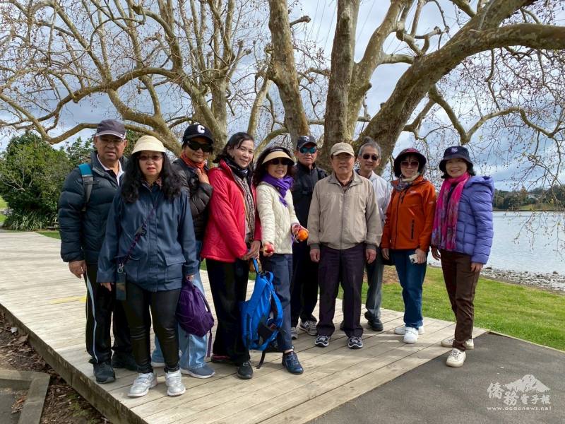 眾人邊走邊拍照，熱絡閒談