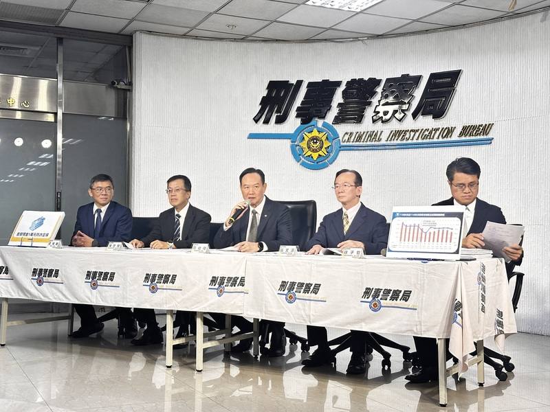 刑事局12日召開「詐團濫用政府普發現金1萬元施詐」記者會，局長周幼偉（中）說，將組成專案小組打擊詐騙