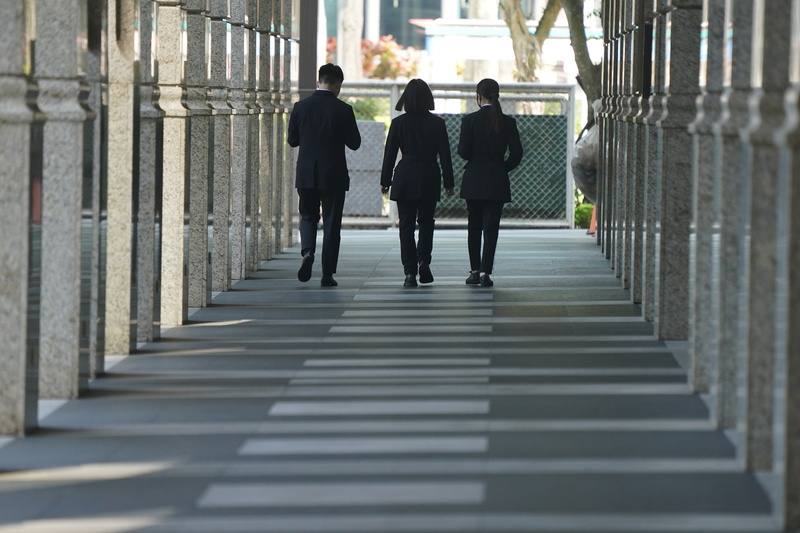 圖為台北市信義區商業大樓廊道。（中央社檔案照片）