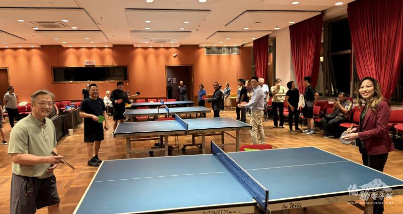 朱怡靜和周謹民（前）、孫述貴和呂作正（中）、尤正才和陳堂軒（後）一起主持開球