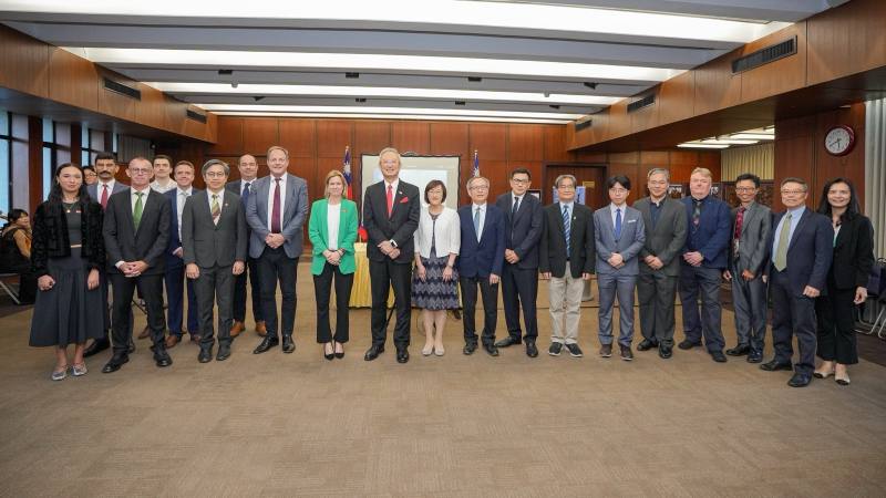 外交部政務次長吳志中（前排左六）與出席簽署儀式的貴賓合影