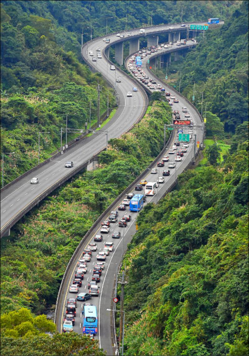 教師節、中秋節及國慶日連假在即，估國道將湧現返鄉及旅遊車潮，高公局12日說，為避免車流湧入導致主線嚴重壅塞，將在部分路段及時段封閉國道入口匝道，籲用路人提早規劃改道