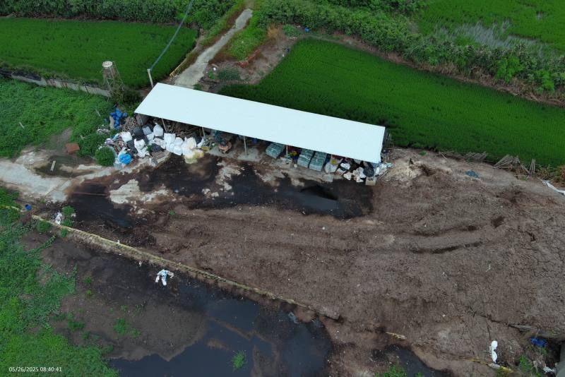 殘渣混合物堆置於臺中市大甲區農地