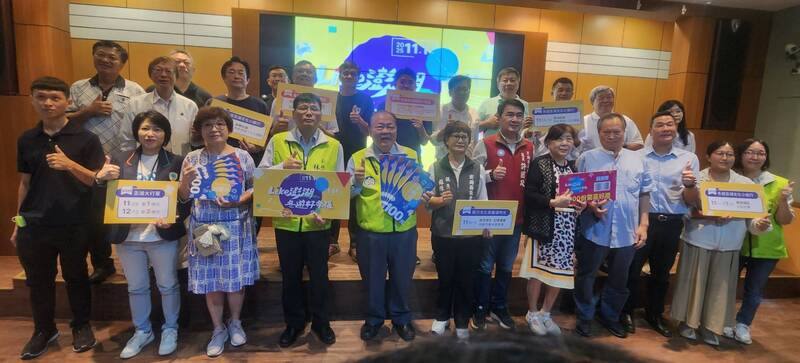 澎湖縣政府12日舉辦「2025冬遊澎湖消費券」活動記者會，縣長陳光復（前左5）期盼將冬季旅遊的2萬餘人次增加至7萬人次，讓整個市場活絡起來