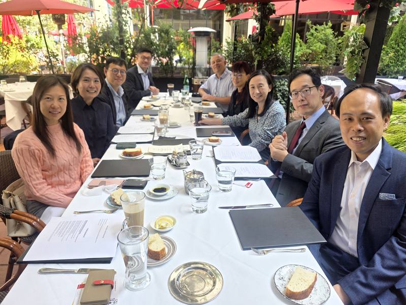 來自美國、加拿大和台灣的政治學者們在年會上發表論文後，聚餐時仍繼續分享關於台灣民主的看法