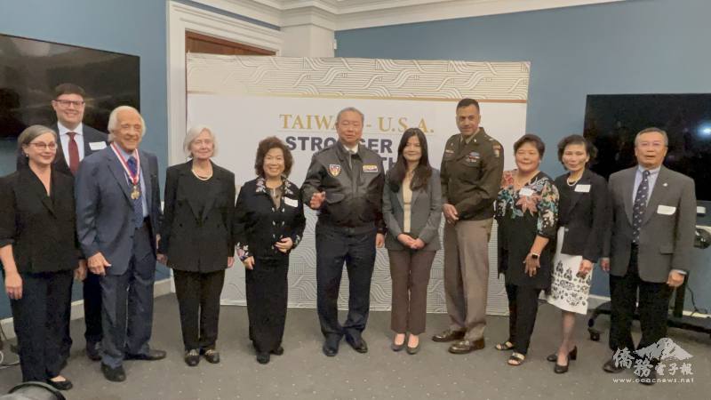 駐美代表俞大㵢夫婦（中）與獲得獎章的抗戰飛虎隊遺屬，二戰美國老兵及金門砲戰中犧牲的美軍顧問的代表，及美國退伍軍人中心負責人（左2）、美國AIT執行理事藍鶯（左1）合影。