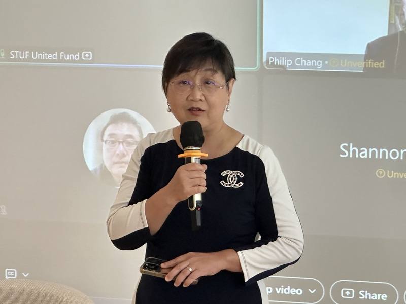 僑委會委員長徐佳青近期訪問多國僑社，11日與世台聯合基金會人員交流NGO工作經驗