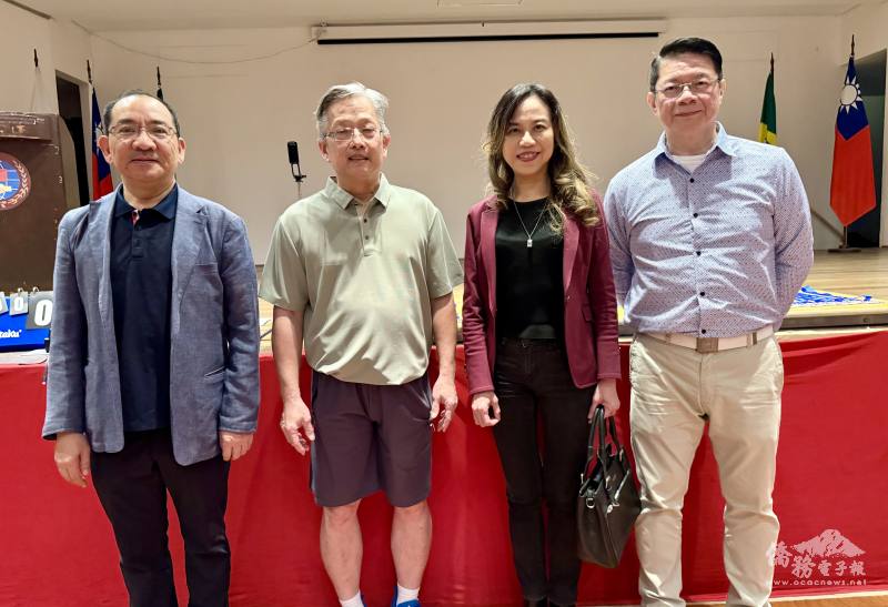 右起駐聖保羅辦事處處長先生孫述貴教練、處長朱怡靜、梅苑會會長周謹民、文教中心主任尤正才