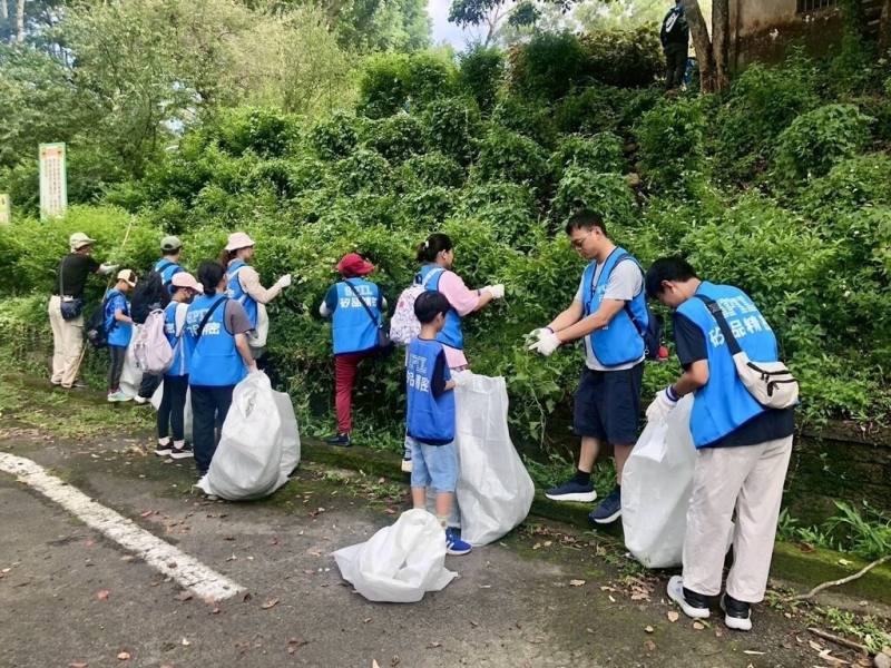 林業及自然保育署台中分署13日與矽品精密工業公司合作，邀請員工及和平國小學童共超過400人前往東勢林場，完成環境教育導覽後，分組展開「除蔓行動」，移除「植物殺手」小花蔓澤蘭600公斤。（林業台中分署提供）