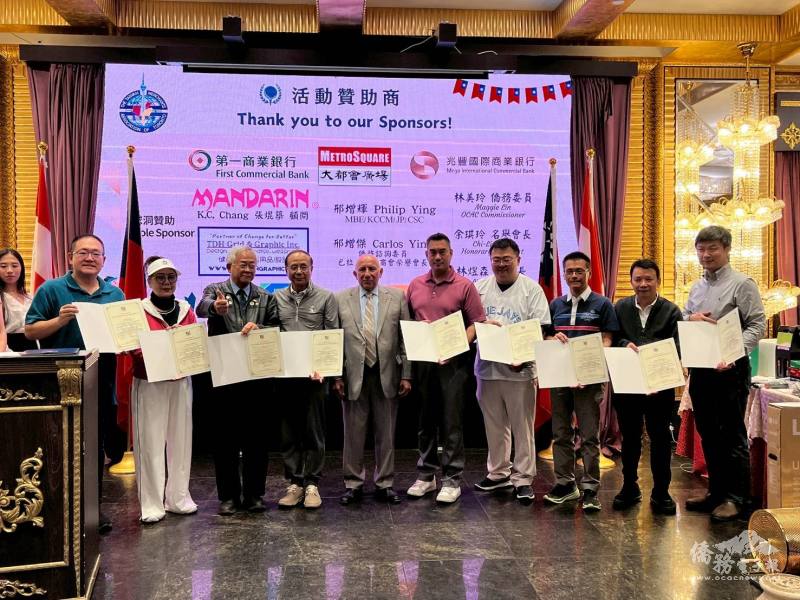 省議員ARIS BABIKIAN(中)、僑務委員黃煌裕(右2)及臺灣商會會長楊家潤(右5)與受獎者合影