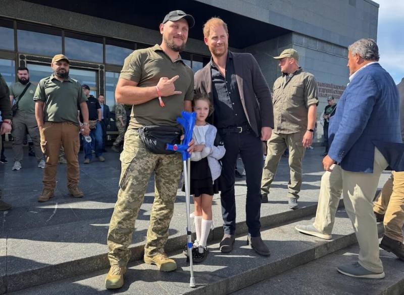 哈利王子（右3）12日訪問烏克蘭。（路透社）