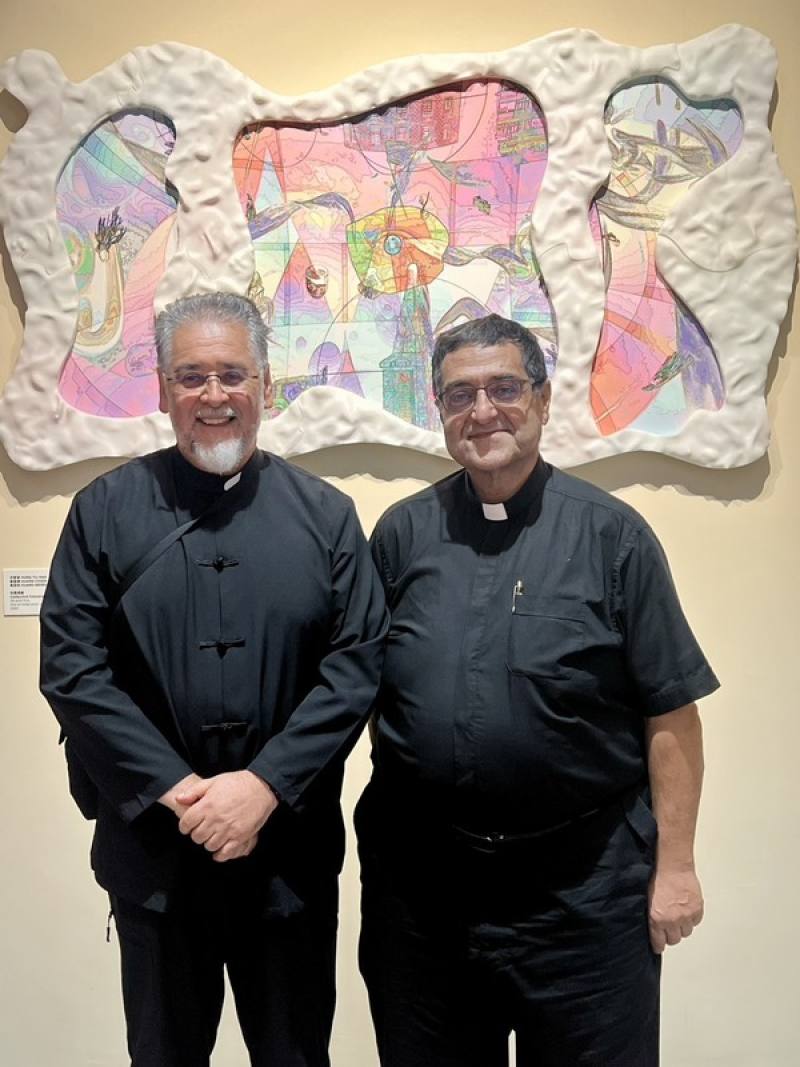 在台服務20年的義大利神父賜和平（左）、賈滿瑞（右）率領台灣朝聖團，在禧年到梵蒂岡通過聖門，並將拜訪兩人在義大利中部與西西里島的家鄉