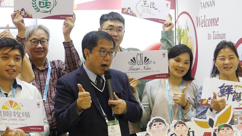 台南市長黃偉哲8日來到澳洲國際食品展現場，替台灣、特別是台南的參展業者站台打氣