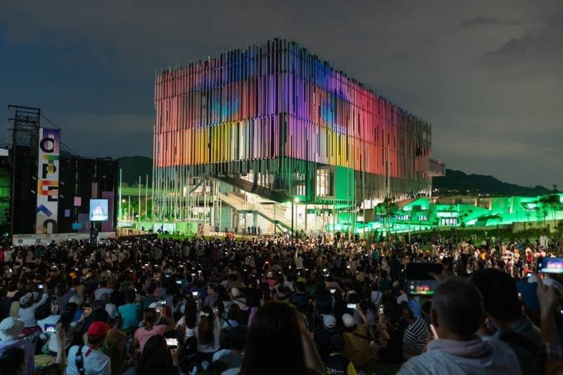 新北市美術館在2025年4月正式開幕，當時開館系列活動推出建築光雕展演，以光影藝術投射於美術館立面，生動展現美術館建築及園區特色。（新北市文化局提供）