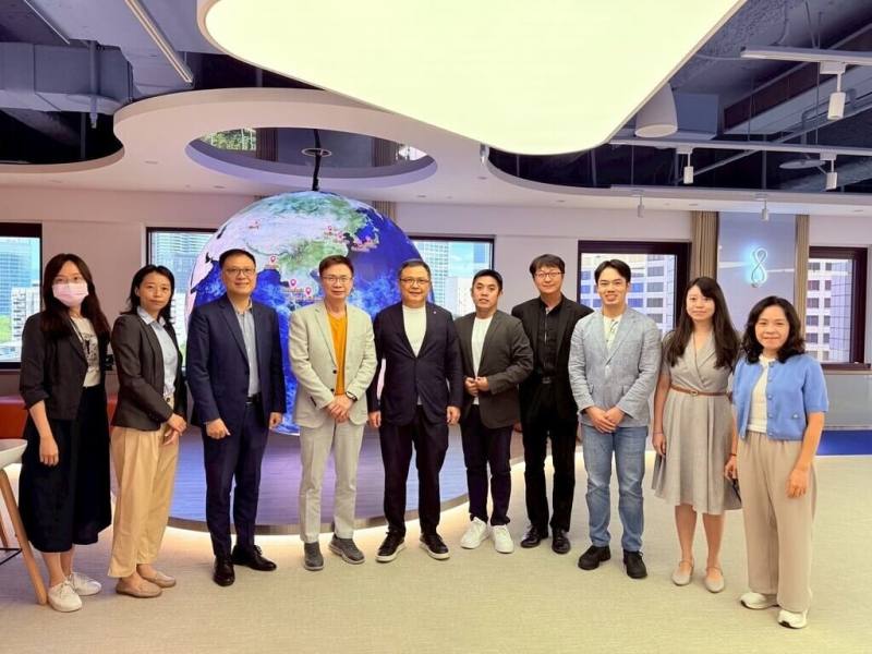 台灣連鎖加盟促進協會12日表示，協會近期接連前往日本大阪、澳洲墨爾本進行商務考察與展覽交流，日前協會幹部拜會貿協董事長黃志芳（左四），針對台灣品牌國際化與支持青年創業等議題交流討論。（台灣連鎖加盟促進協會提供）