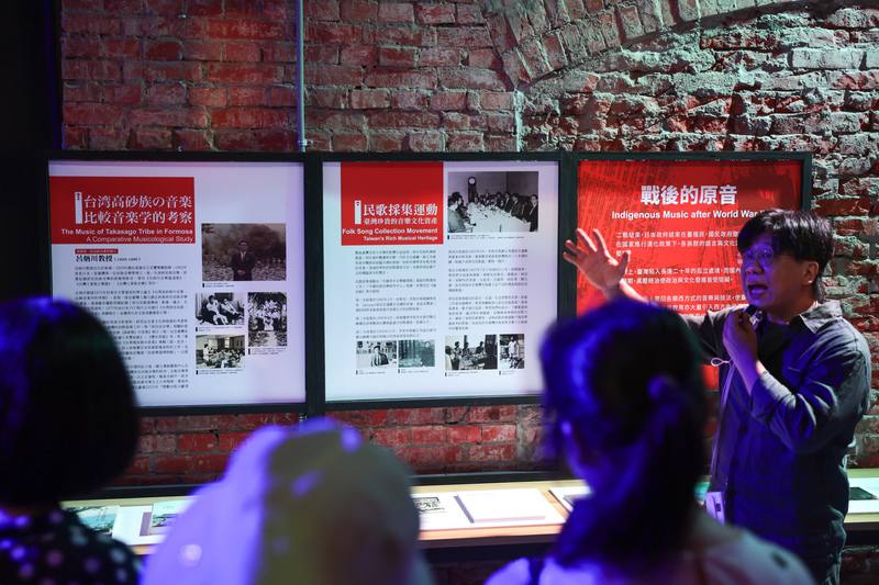 「原音如此流行—從山地歌謠到流行金曲」特展深入呈現原住民流行音樂的多元面貌與文化流動，12日起在台北華山文創園區展出，策展人葉宗哲（右）進行導覽
