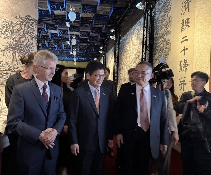 Foreign Minister Lin Chia-lung (second left) visits the exhibition “100 Treasures, 100 Stories: Treasures from the National Palace Museum” in Prague on Thursday.