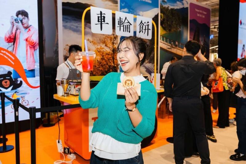 參觀台灣旅展的泰國民眾品嚐台灣美食車輪餅。（觀光署駐曼谷辦事處提供）