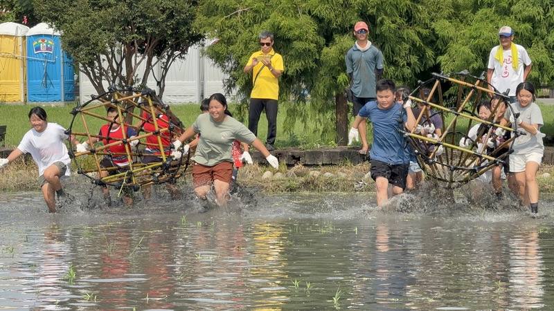 農業部農村發展及水土保持署南投分署與雲林縣「林內教芋部」合作舉辦2025林內搶水節，搶水競賽共16組隊伍參與，國小組賽事12日登場，學生們扛著「籠仔笱」在泥田裡賣力奔跑
