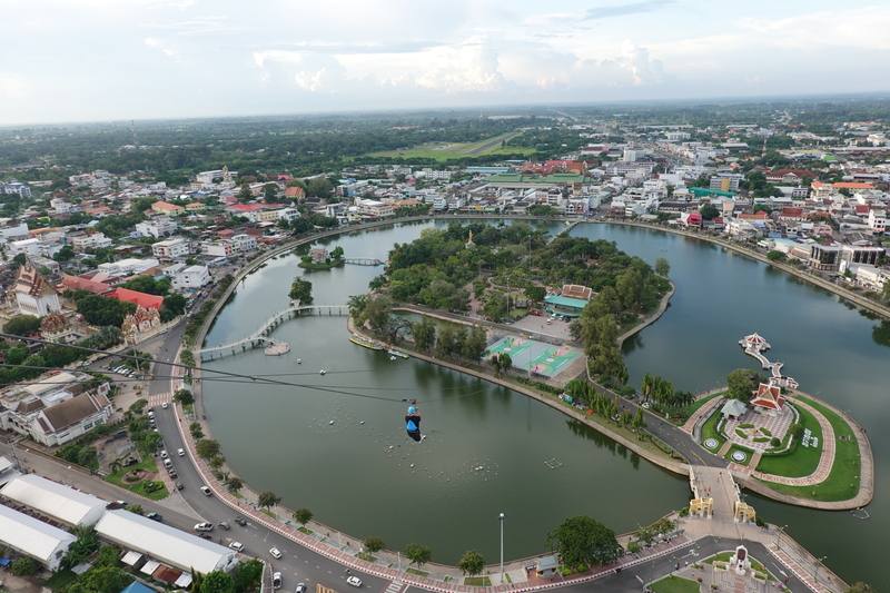 黎逸塔（Roi Et Tower）今年8月啟用的高空溜索，民眾可從34樓以繩索溜向對面的皇太后公園