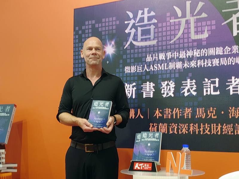 Dutch financial journalist Marc Hijink presents his new book, "Focus: The ASML Way," during SEMICON Taiwan 2025 in Taipei. CNA photo Sept. 12, 2025