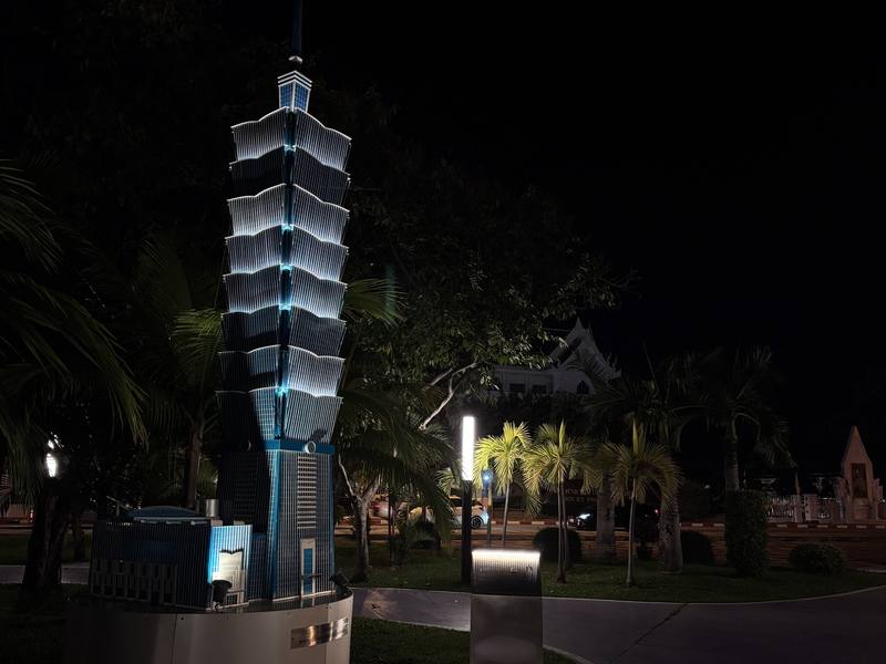 位於泰國東北部的黎逸府力推觀光軟實力，且處處暗藏台灣意象，黎逸府（Roi Et）不只名字意義是101，黎逸塔（Roi Et Tower）外圍步道也有台北101模型