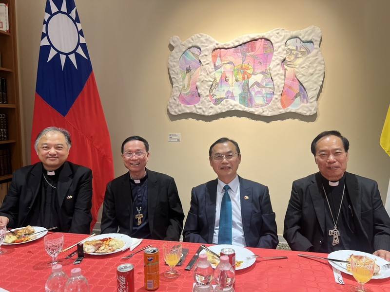 台灣朝聖團禧年到梵蒂岡過聖門，駐教廷大使賀忠義（右2）、台北總主教鍾安住（左2）、台南主教黃敏正（右1）舉行午餐交流會