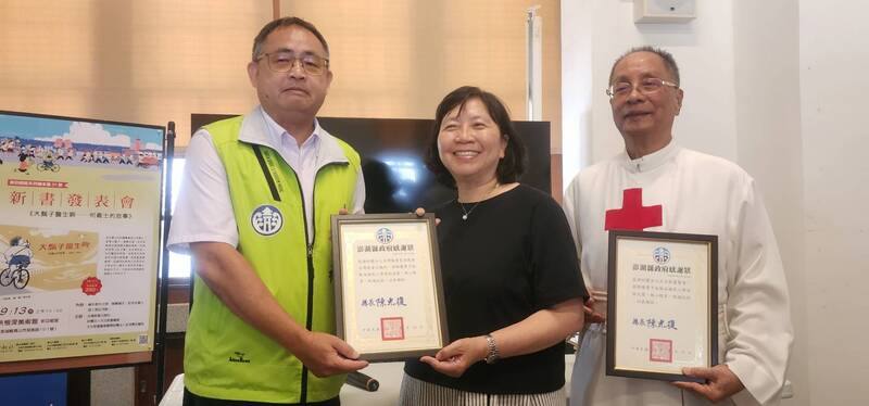 「大鬍子醫生啊：何義士的故事」傳記繪本，13日在澎湖洪根深美術館發表，現場並捐贈350冊給各國小與幼兒園，並有捐血贈書活動，以行動感念「大鬍子何義士」對澎湖的愛