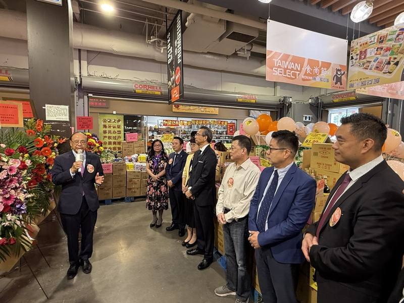 文豪貿易公司董事長游宗熙（左）在加拿大3大城市主辦「Taiwan Select食尚節」，該公司在加拿大代理進口金蘭醬油等台灣食品