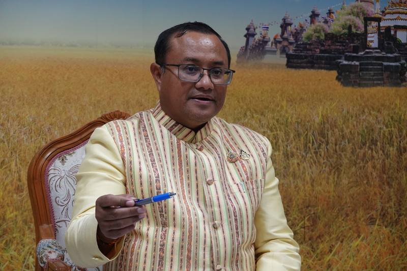 位於泰國東北部的黎逸府力推觀光軟實力，且處處暗藏台灣意象。圖為黎逸府（Roi Et）省長班札望（Chatchawan Benjasiriwong）