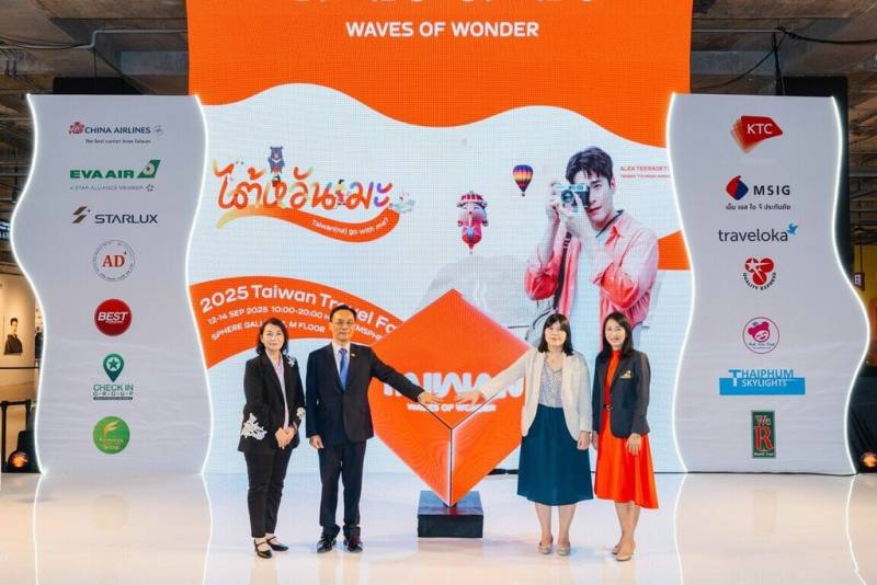 駐泰代表藍夏禮（左2）、觀光署駐曼谷辦事處主任陳憶婷（右2）、泰國出境旅行社協會（TTAA）代表仁塔納（右1）和及台灣觀光協會東南亞市場召集人林玉華（左1）出席台灣旅展開幕儀式。（觀光署駐曼谷辦事處提供）