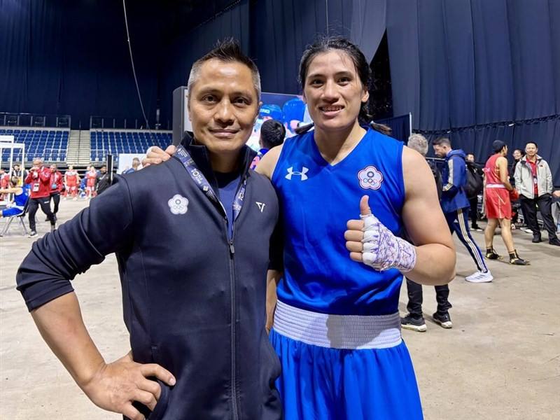 Taiwanese boxer Chen Nien-chin (right) takes a photo with her coach Ke Wen-ming in Liverpool, England, on Friday. Photo courtesy of Ke Wen-ming Sept. 13, 2025