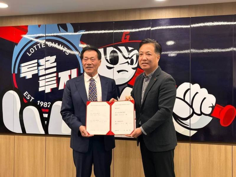 台南市政府和韓國職棒樂天球團12日簽訂「亞太國際棒球訓練中心」場地合作契約，奠定雙方未來長期體育交流及合作基礎。（台南市政府提供）