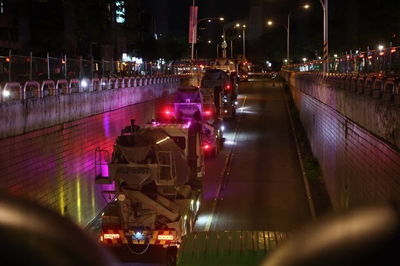 台北市羅斯福路與基隆路口交通安全改善工程13日凌晨正式動工，第一階段將先封填人行及車行地下道，多輛混凝土預拌車深夜在地下道出入口處待命作業