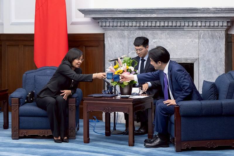 總統接受「貝里斯新任駐臺特命全權大使梅凱瑟呈遞到任國書