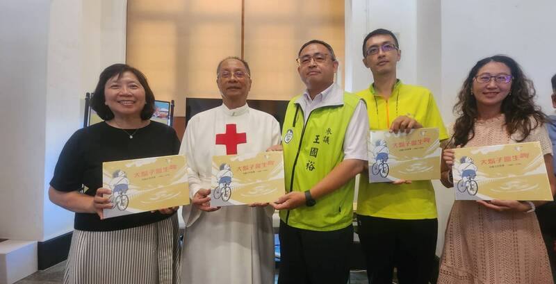 「大鬍子醫生啊：何義士的故事」傳記繪本，13日在澎湖洪根深美術館發表，現場並捐贈350冊給各國小與幼兒園，並有捐血贈書活動，以行動感念「大鬍子何義士」對澎湖的愛