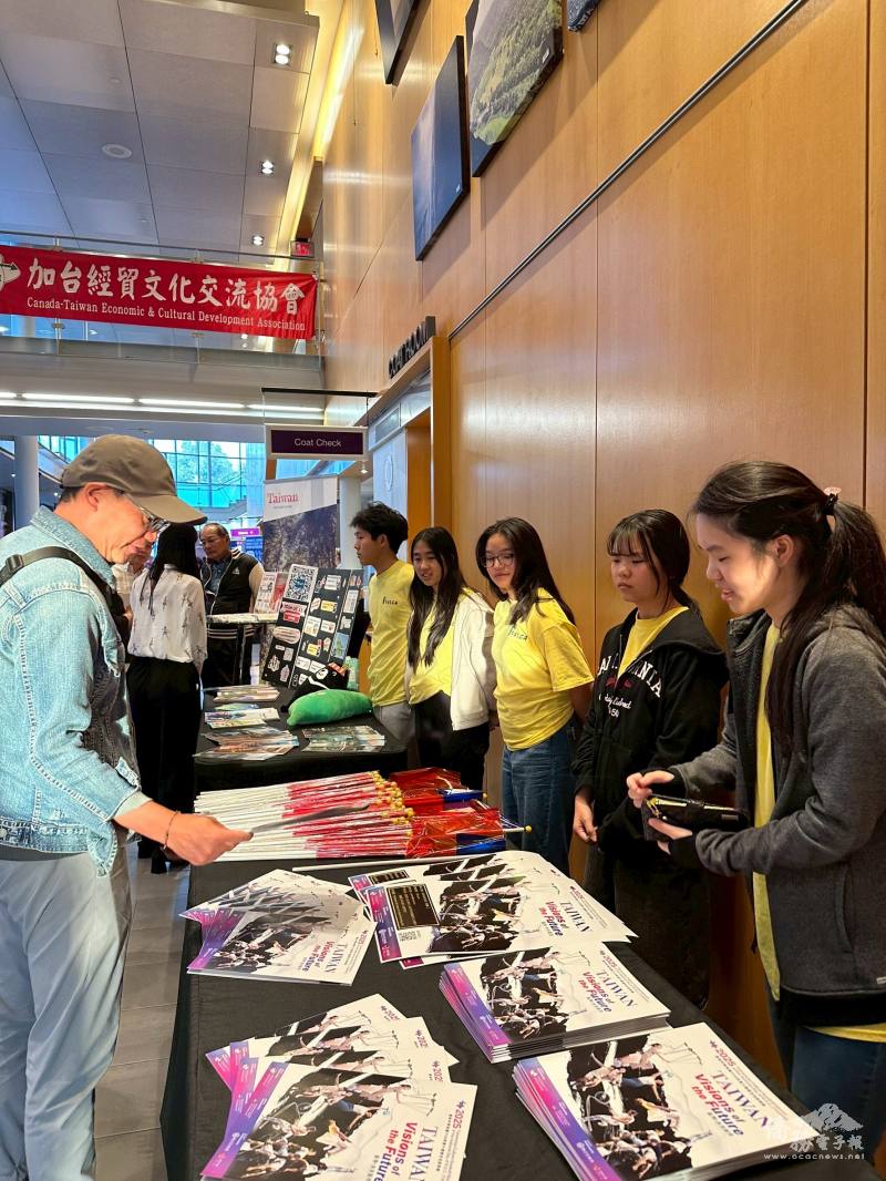 FASCA學員於訪問團入口處協助宣傳i僑卡、六大數位平臺等僑委會相關業務