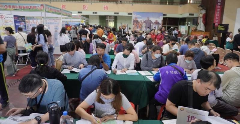 台南市政府2025年第3場大型就業博覽會「台南好生活．台南呷頭路」13日在慈幼工商登場，現場釋出超過4000個職缺。南市府表示，初步媒合率達5成2。（台南市政府提供）