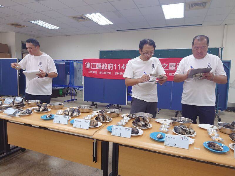 連江縣政府13日舉辦114年度馬祖淡菜之星選拔賽，縣內12家業者報名參賽，評審團逐一檢視各業者繳交的淡菜，進行評分