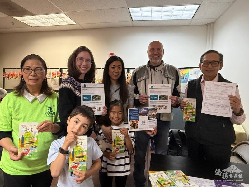 招生活動向學員宣傳文教中心提供i僑卡及就業金卡