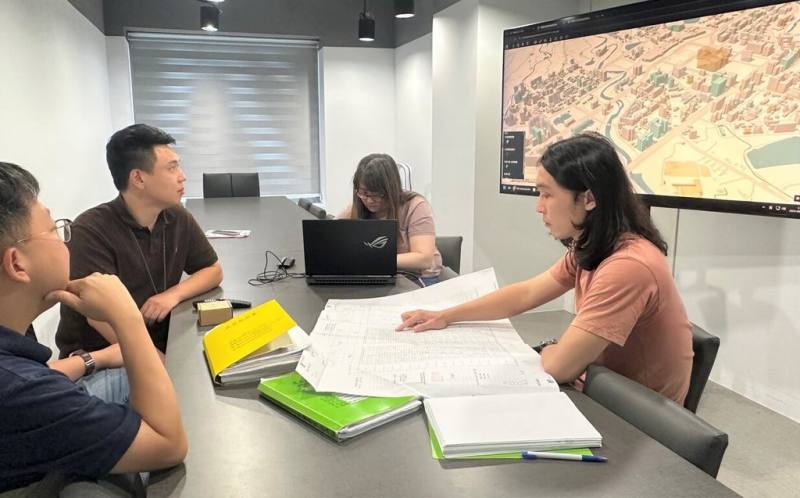 桃園市政府建築管理處推動「智慧建管圖台」，導入層級分析法，計算各工地風險指數。8月起，系統從近千處工地篩選出74處高風險工地，經專業公會檢查後有22處需改善。（桃園市政府建築管理處提供）