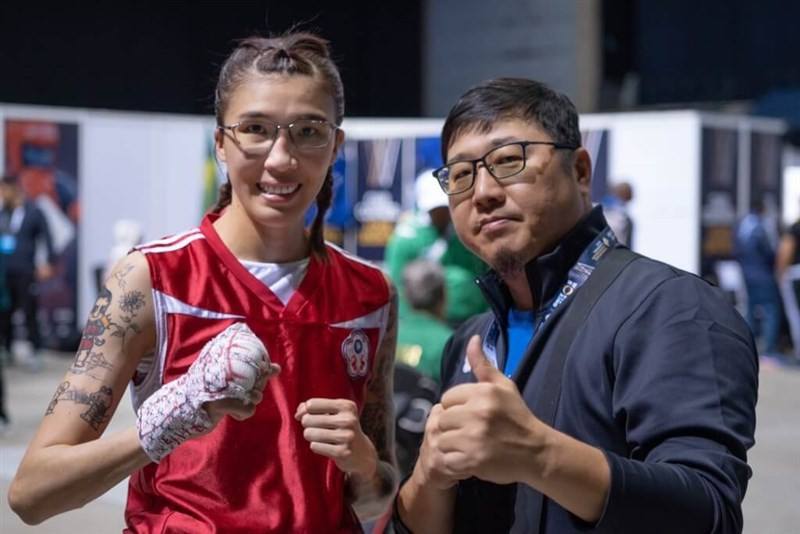 Taiwanese Olympic medalist Huang Hsiao-wen (left) will face Yoseline Perez of the United States in the World Boxing Championships final on Sunday. She is pictured with her coach, Liu Tsung-tai, after reaching the final on Saturday. Photo courtesy of Liu T