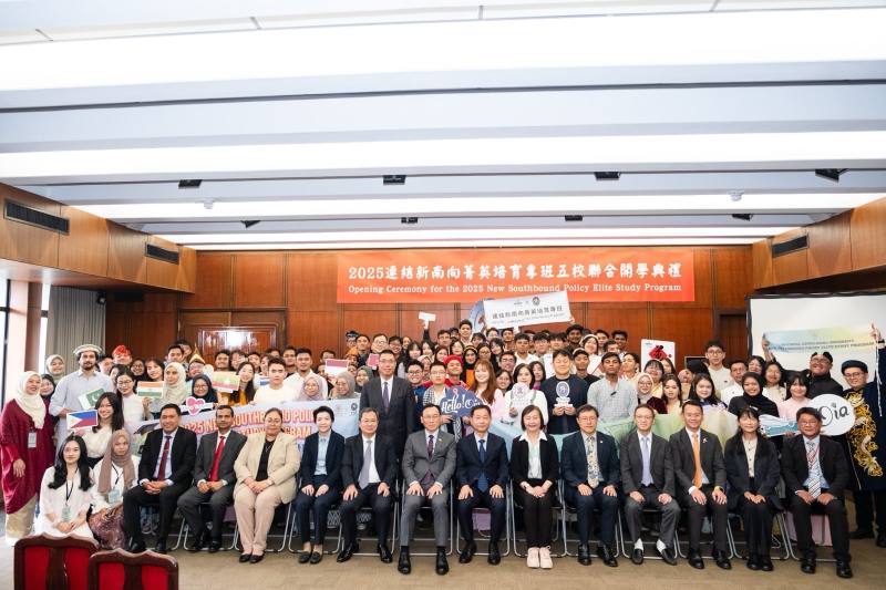 外交部常務次長葛葆萱（前排右七）與五校、駐台機構代表及專班學員合影