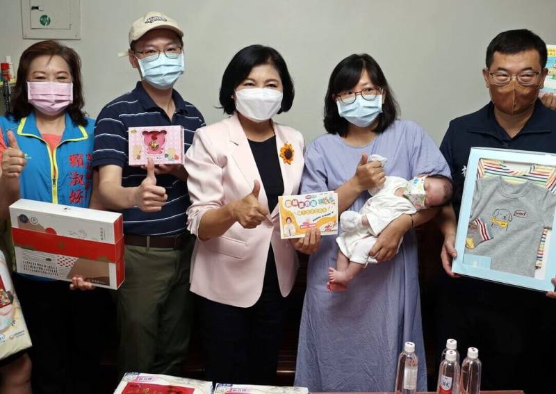 雲林縣政府自去年推出「雲林萬寶龍」計畫，鼓勵縣民延續下一代並提供相關補助，第1萬名新生兒日前誕生，縣長張麗善（右3）14日道賀及致贈金鎖片禮盒。（雲林縣政府提供）