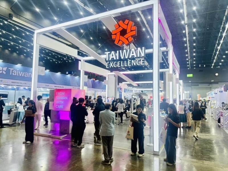 高雄市經發局助在地醫材業者參加「2025泰國曼谷國際醫療器材展」，拓銷海外市場。參展廠商亮相多項自主研發創新產品，大受關注，更有業者獲洽20萬美元大單。（高雄市經發局提供）