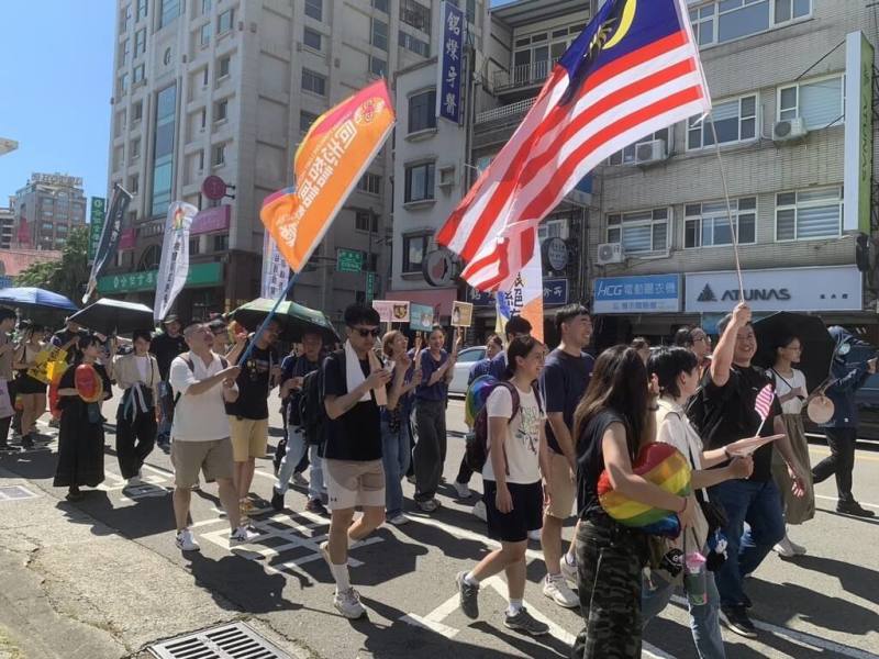 新竹市性別友善行動聯盟、GisneyLand風城部屋13日攜手舉辦首屆「新竹同志遊行x彩虹文化祭」，逾2000人共襄盛舉參與遊行，場面熱鬧。（新竹市政府提供）