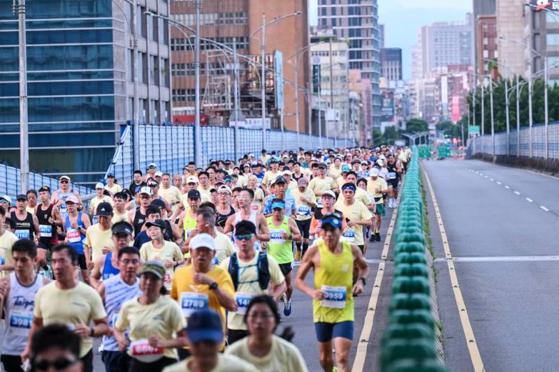 2025台北城市路跑賽14日在總統府前開跑，賽道路線要行經新生高架橋，對跑者來說是一大挑戰。（Panasonic提供）