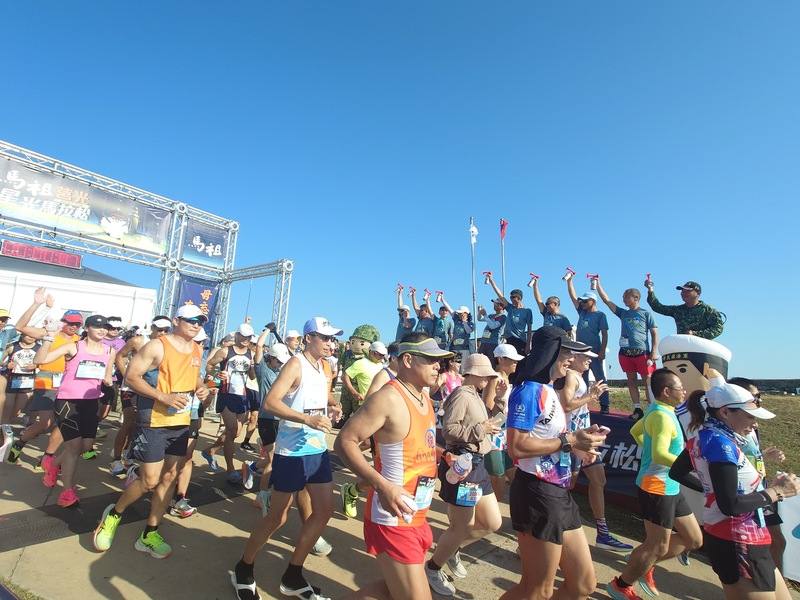 「2025馬祖莒光星光馬拉松」13日在東莒登場，吸引600名跑者共襄盛舉，比賽於下午4時鳴槍起跑