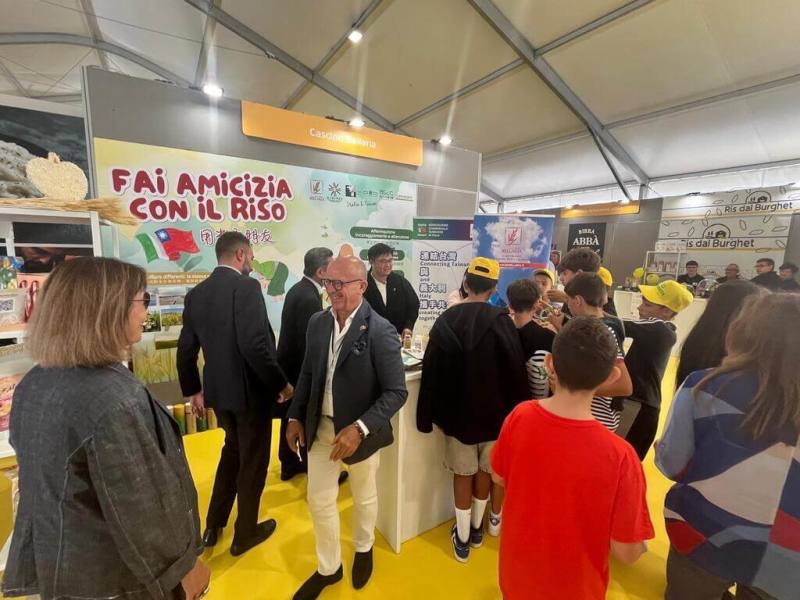 義大利北部城市維切利12日起舉行為期3天的年度國際稻米節，台灣首度參展，展區參觀人潮洶湧。（駐米蘭辦事處提供）